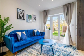 Parking, Yard, BBQ, Chic Apartment Near Wembley